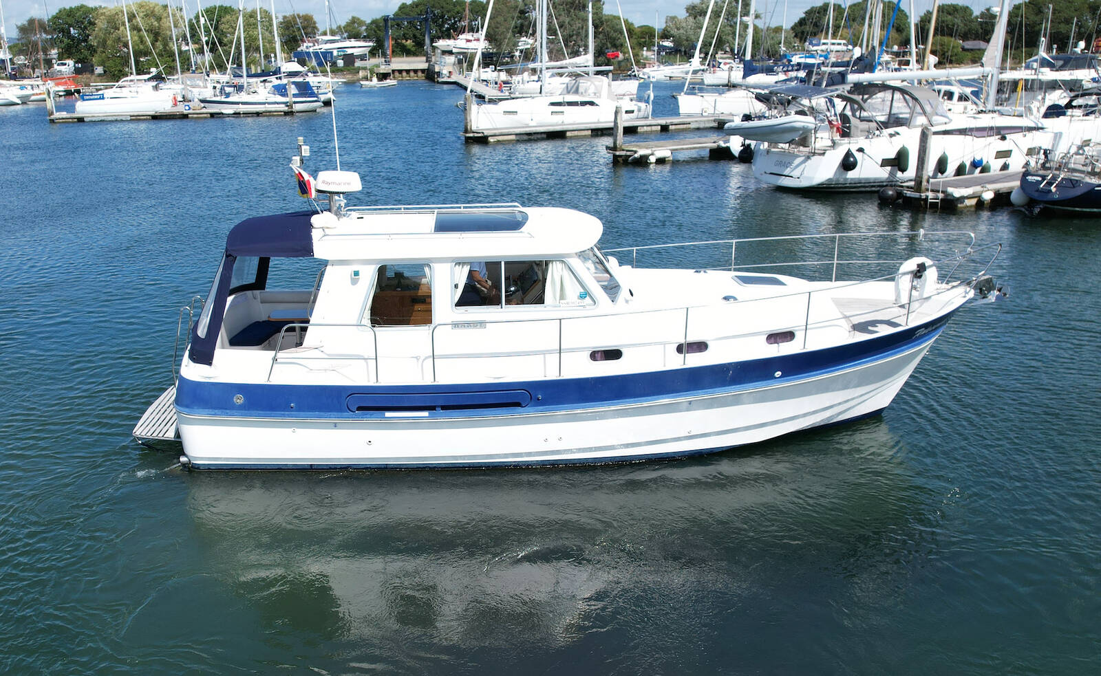 Hardy Marine 32 Commander — photo 1