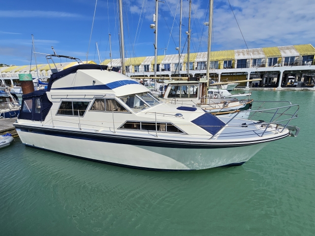 Fairline 32 Sedan Flybridge — photo 1