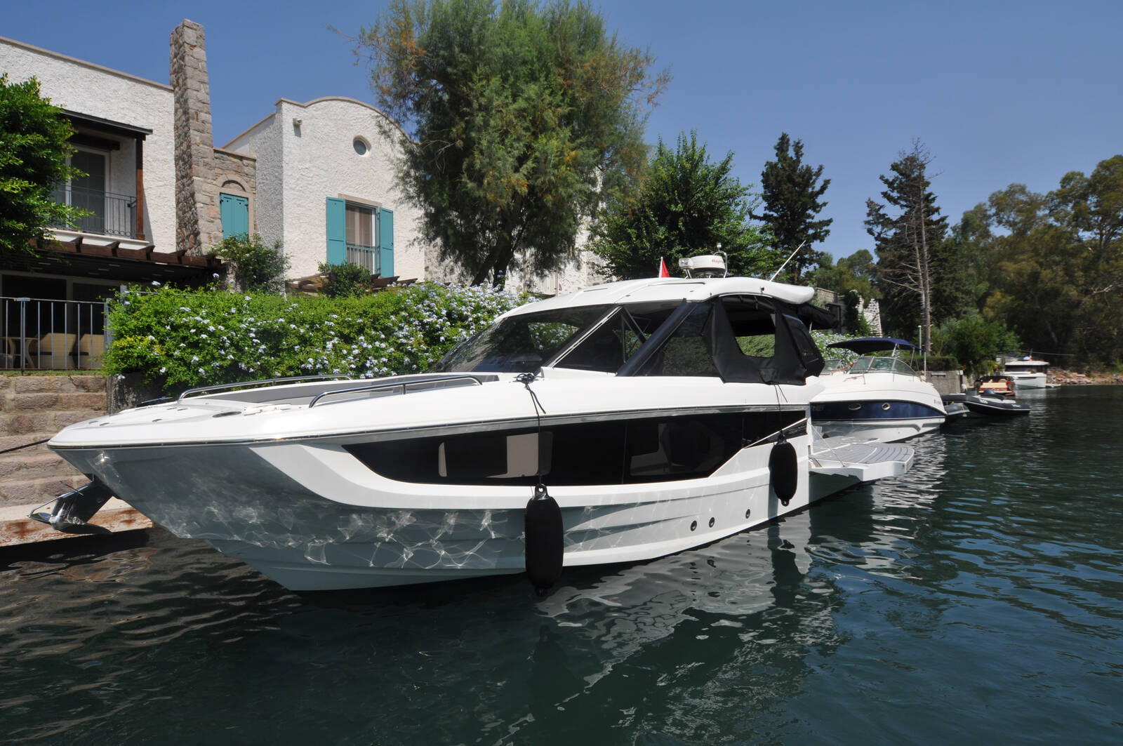 Galeon 325 GTO — photo 1