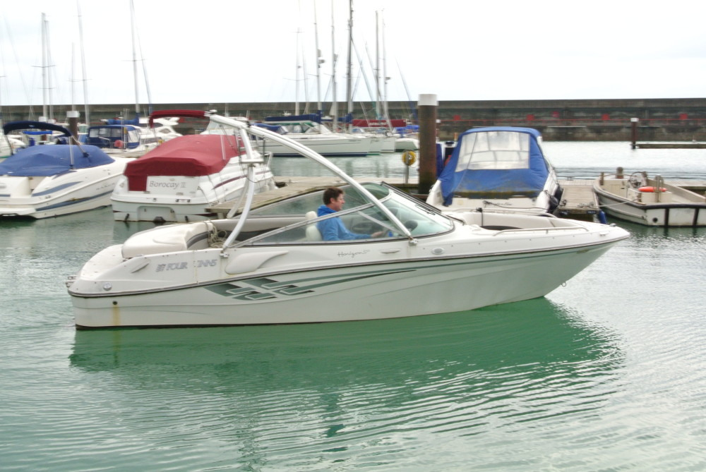 Four Winns 210 Horizon — photo 1