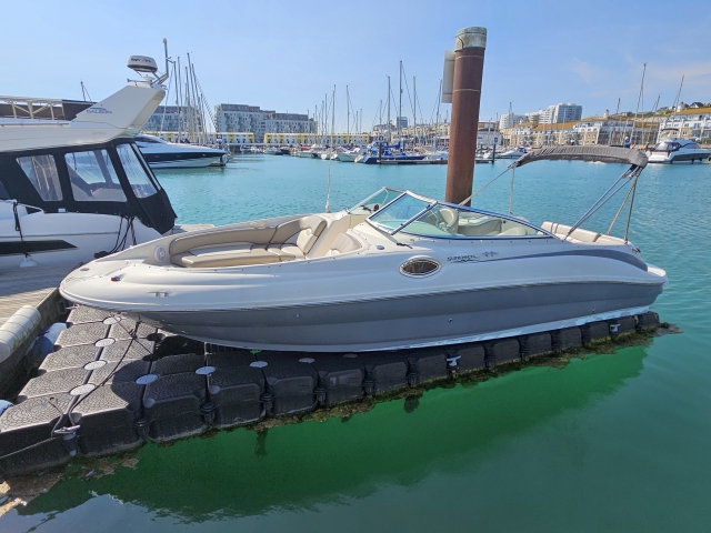 Sea Ray 240 Sundeck — photo 1